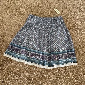 Max Studio polyester skirt.pull on skirt with Linning.never worn.size Small